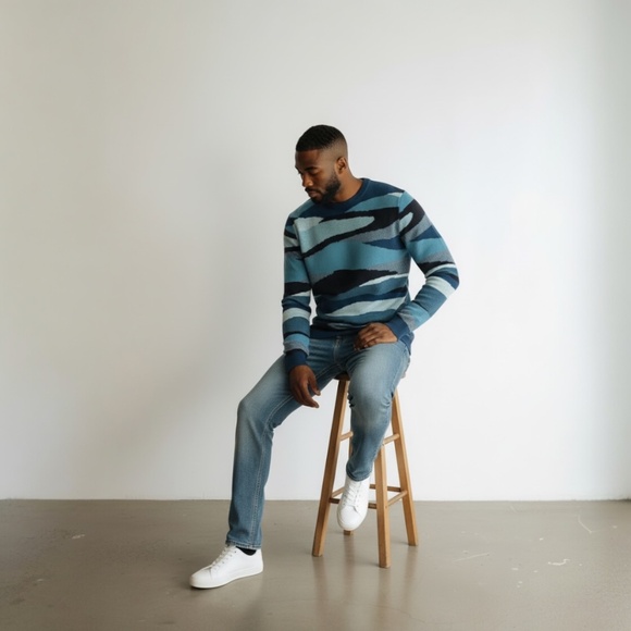 Club Room Men’s Sweater Size M Blue Abstract Pattern Crew Neck Knit Pullover NWT - Picture 2 of 5